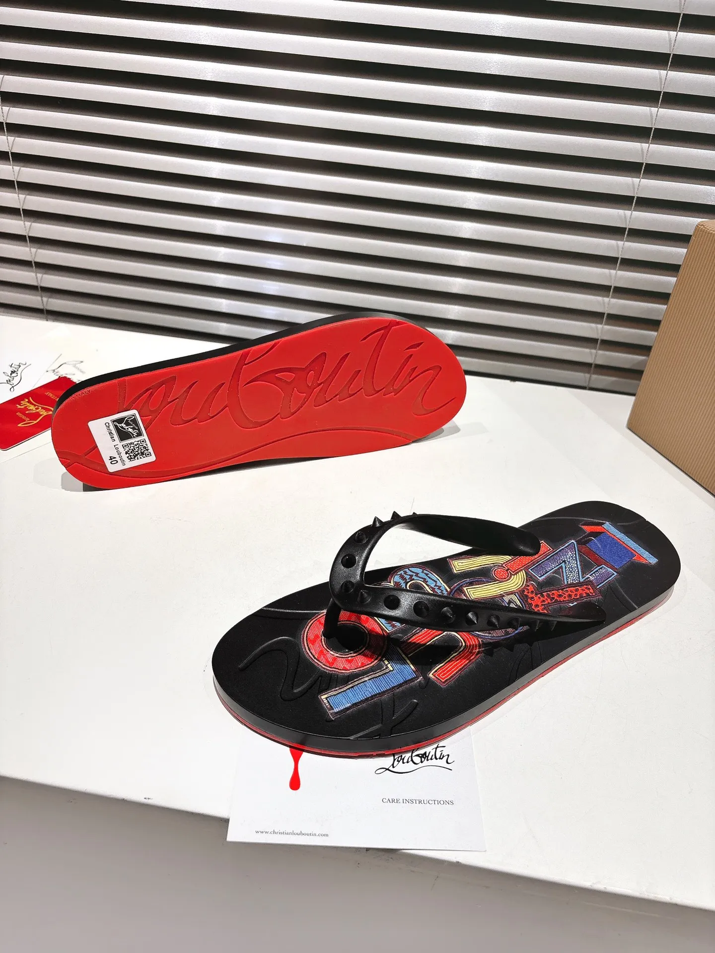 👟👟Ex-factory price 300👟👟 ╔Flip-flops black print╗ (yellow box packaging) ·Top version customization·2025𝐬𝐬 𝑪𝒉𝒓𝒊𝒔𝒕𝒊𝒂𝒏 𝑳𝒐𝒖𝒃𝒐𝒖𝒕𝒊𝒏 ▪️No matter the last shape, fabric, diamonds, nails, lining, outsole, they are as close as possible to ZP... ▪️The original sole is specially provided by the original factory ▪️The lining is imported water-dyed cowhide ▪️Private customization time is about 3-7 days —————— Size: Men's 37M-46M
